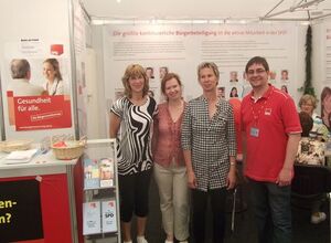 Carmen Astor-Rück, Ingrid Krämer-Wick, Monika Molitor-Petersen und Alexander Lucas auf dem Maimarktstand (Foto: Rebmann)